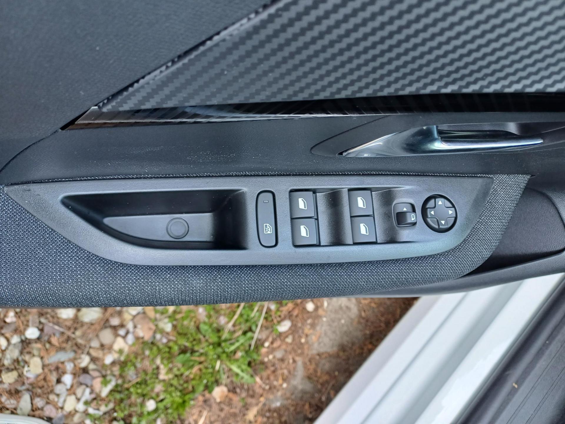 Peugeot 208 hatchback