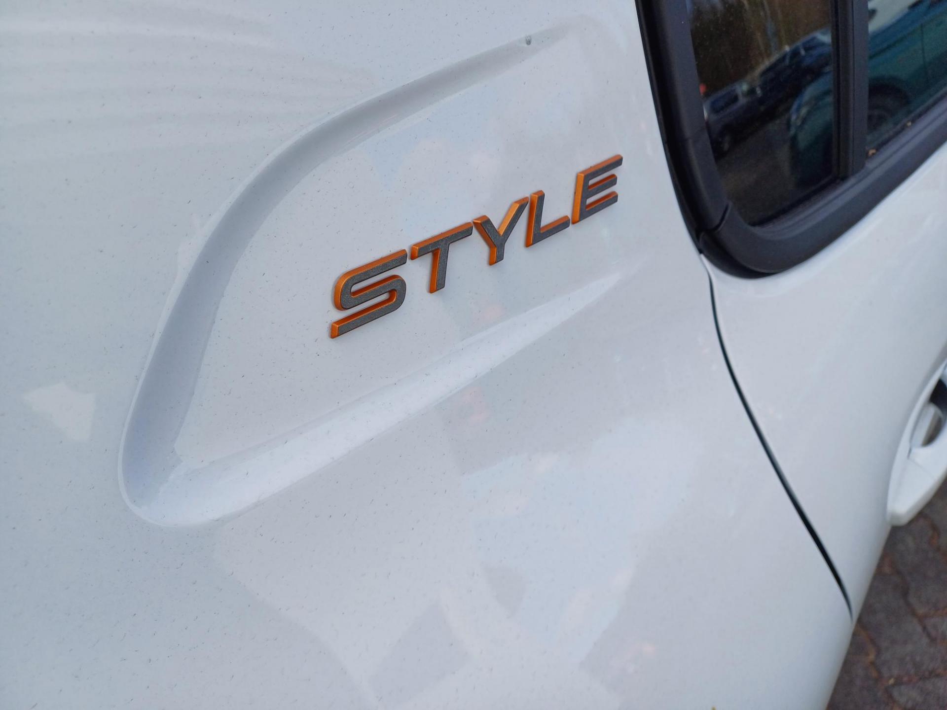 Peugeot 208 hatchback