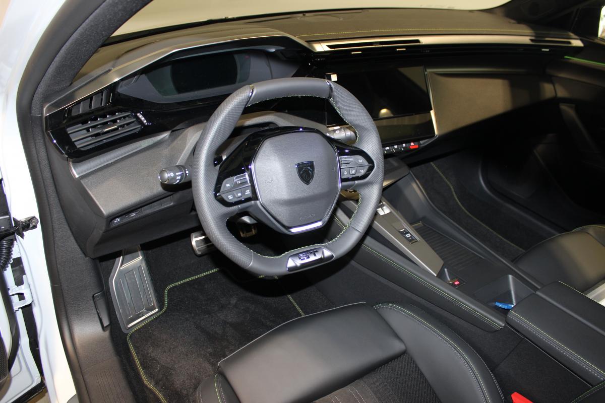 Peugeot 408 liftback