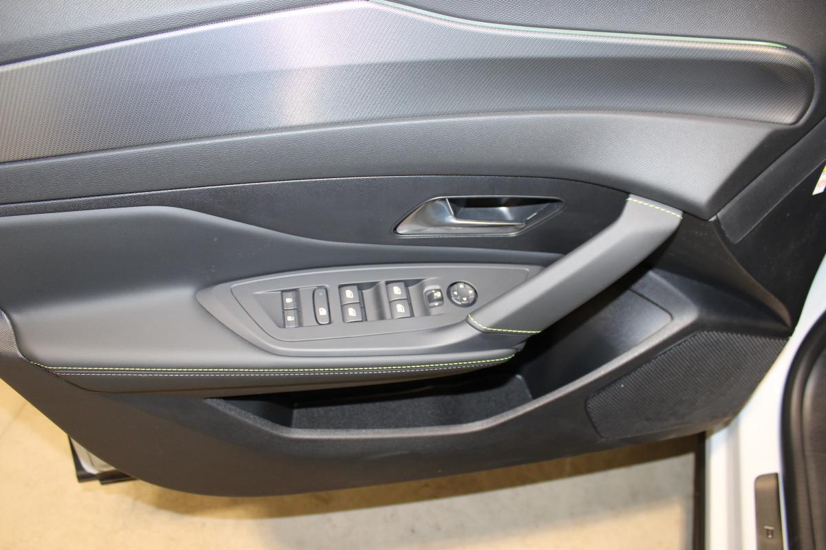 Peugeot 408 liftback