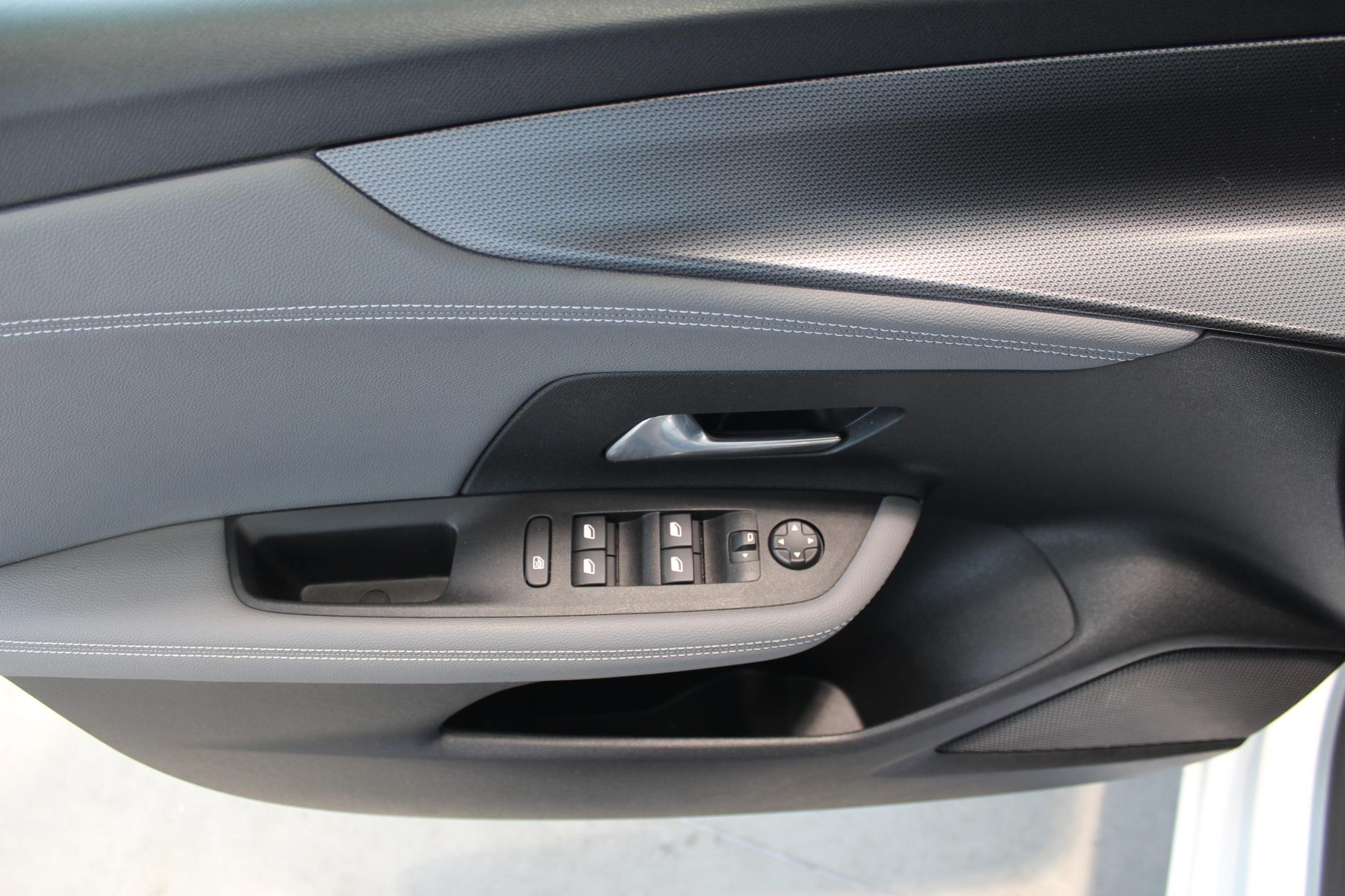 Opel Mokka hatchback