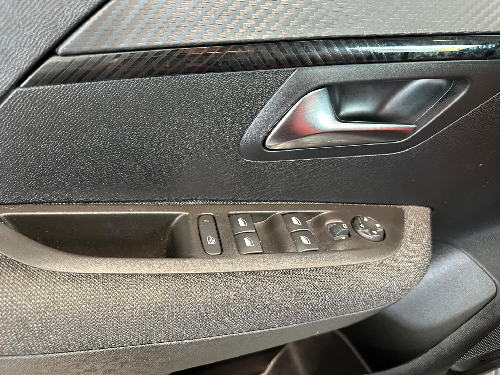 Peugeot 208 hatchback